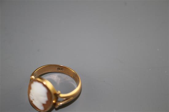 An early 20th century 18ct and oval cameo set dress ring, carved with the head of a lady to sinister,